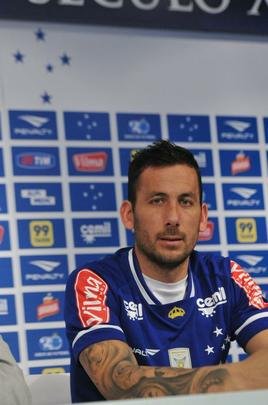 O meia argentino Ariel Cabral, de 27 anos, foi apresentado nesta quarta-feira pelo presidente Gilvan de Pinho Tavares.