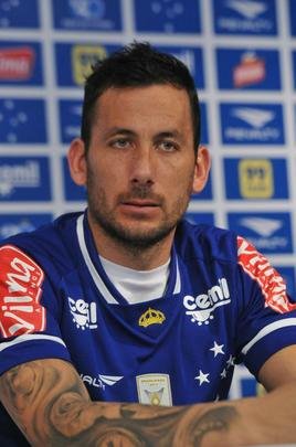 O meia argentino Ariel Cabral, de 27 anos, foi apresentado nesta quarta-feira pelo presidente Gilvan de Pinho Tavares.