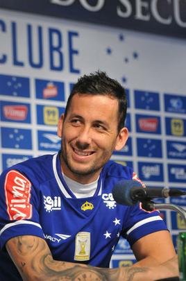 O meia argentino Ariel Cabral, de 27 anos, foi apresentado nesta quarta-feira pelo presidente Gilvan de Pinho Tavares.