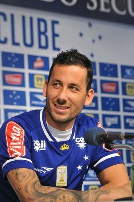 O meia argentino Ariel Cabral, de 27 anos, foi apresentado nesta quarta-feira pelo presidente Gilvan de Pinho Tavares.