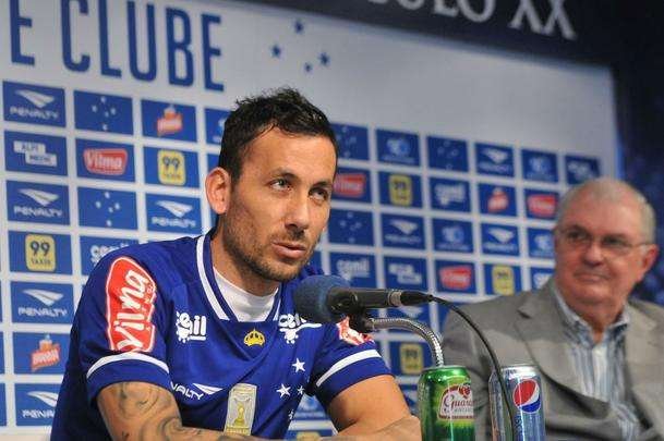 O meia argentino Ariel Cabral, de 27 anos, foi apresentado nesta quarta-feira pelo presidente Gilvan de Pinho Tavares.