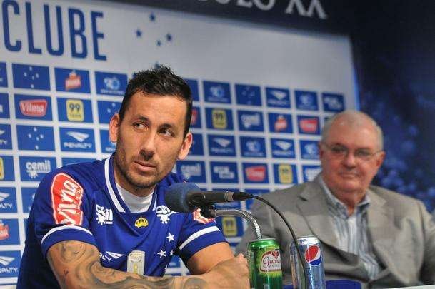 O meia argentino Ariel Cabral, de 27 anos, foi apresentado nesta quarta-feira pelo presidente Gilvan de Pinho Tavares.