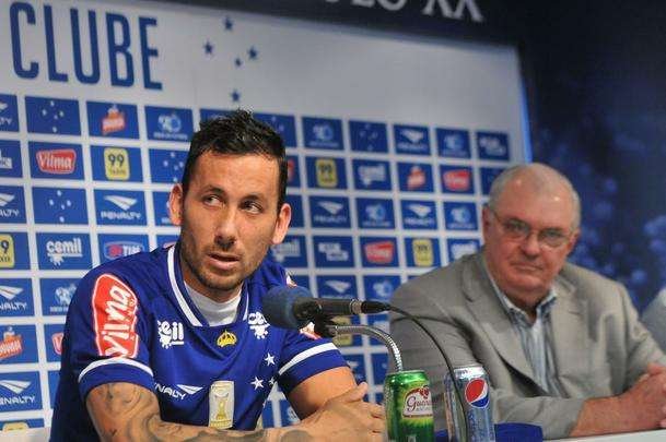 O meia argentino Ariel Cabral, de 27 anos, foi apresentado nesta quarta-feira pelo presidente Gilvan de Pinho Tavares.