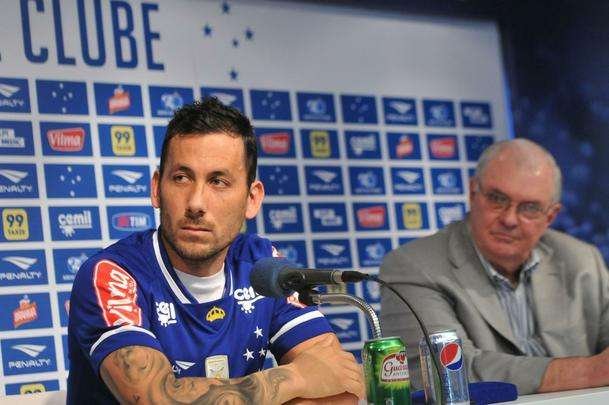 O meia argentino Ariel Cabral, de 27 anos, foi apresentado nesta quarta-feira pelo presidente Gilvan de Pinho Tavares.