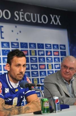 O meia argentino Ariel Cabral, de 27 anos, foi apresentado nesta quarta-feira pelo presidente Gilvan de Pinho Tavares.