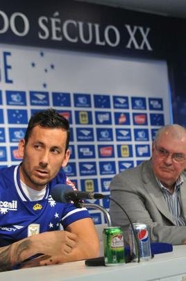 O meia argentino Ariel Cabral, de 27 anos, foi apresentado nesta quarta-feira pelo presidente Gilvan de Pinho Tavares.