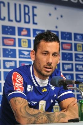 O meia argentino Ariel Cabral, de 27 anos, foi apresentado nesta quarta-feira pelo presidente Gilvan de Pinho Tavares.