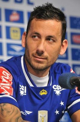 O meia argentino Ariel Cabral, de 27 anos, foi apresentado nesta quarta-feira pelo presidente Gilvan de Pinho Tavares.