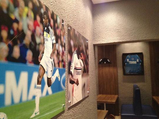 Bar do ex-cruzeirense Ramires em Joinville; local expe camisas do jogador e atrai muitos torcedores