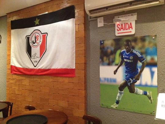 Bar do ex-cruzeirense Ramires em Joinville; local expe camisas do jogador e atrai muitos torcedores