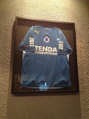 Bar do ex-cruzeirense Ramires em Joinville; local expe camisas do jogador e atrai muitos torcedores