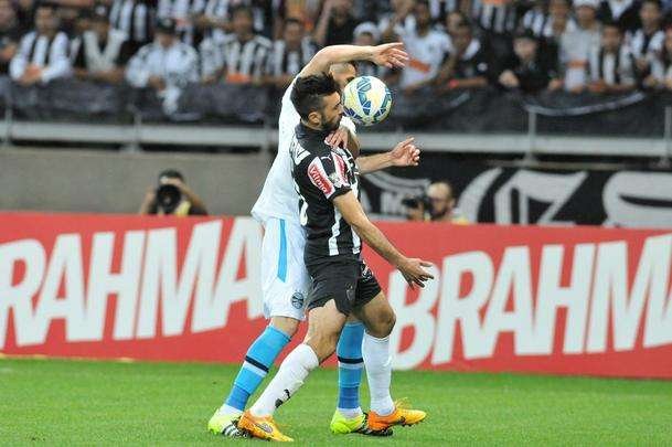 Atltico e Grmio em partida do Campeonato Brasileiro, no Mineiro