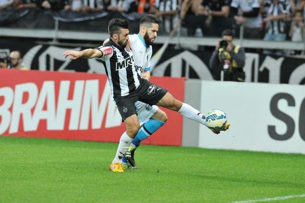 Atltico e Grmio em partida do Campeonato Brasileiro, no Mineiro