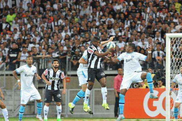 Atltico e Grmio em partida do Campeonato Brasileiro, no Mineiro