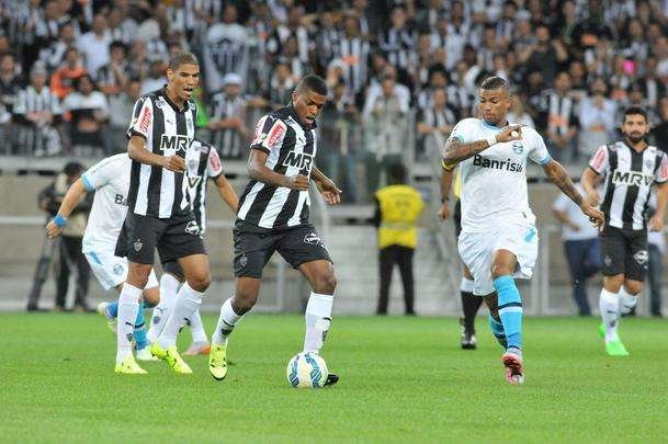 Atltico e Grmio em partida do Campeonato Brasileiro, no Mineiro