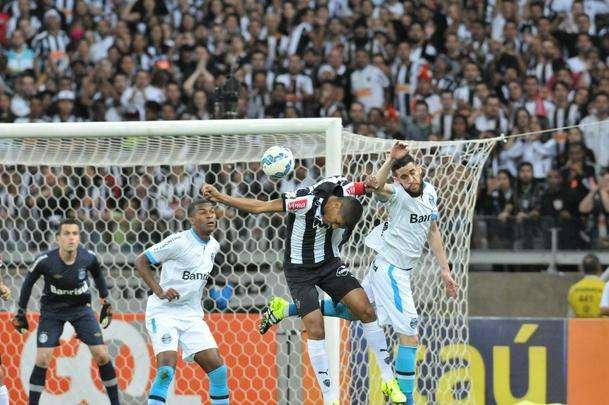 Atltico e Grmio em partida do Campeonato Brasileiro, no Mineiro