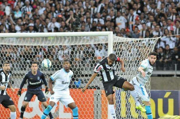 Atltico e Grmio em partida do Campeonato Brasileiro, no Mineiro