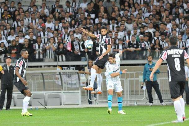 Atltico e Grmio em partida do Campeonato Brasileiro, no Mineiro