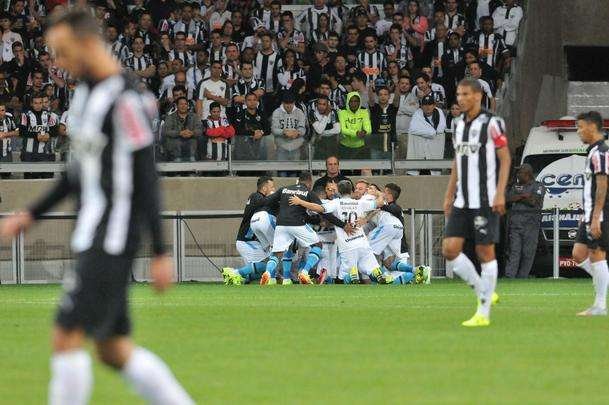 Atltico e Grmio em partida do Campeonato Brasileiro, no Mineiro