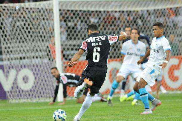 Atltico e Grmio em partida do Campeonato Brasileiro, no Mineiro