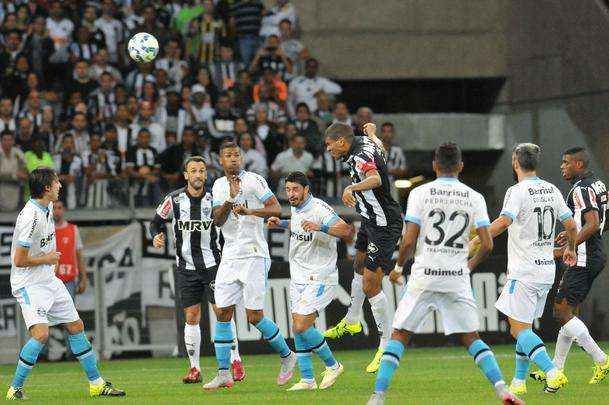 Atltico e Grmio em partida do Campeonato Brasileiro, no Mineiro