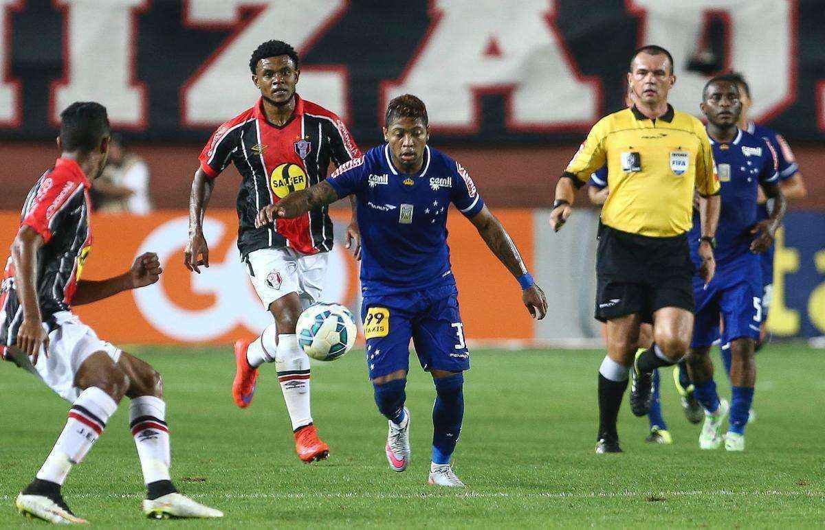 Equipe catarinense goleou a Raposa por 3 a 0, em jogo vlido pela 18 rodada do Brasileiro