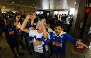 Aps sofrer goleada em Santa Catarina, delegao do Cruzeiro 'fugiu' de protesto dos torcedores no Aeroporto de Confins nesta sexta