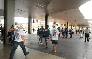Aps sofrer goleada em Santa Catarina, delegao do Cruzeiro 'fugiu' de protesto dos torcedores no Aeroporto de Confins nesta sexta