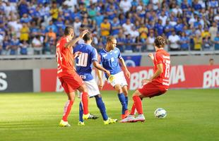 Cruzeiro e Internacional em partida realizada no Mineiro