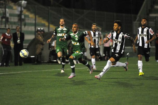 Fotos do confronto na Arena Cond, em Santa Catarina, neste domingo