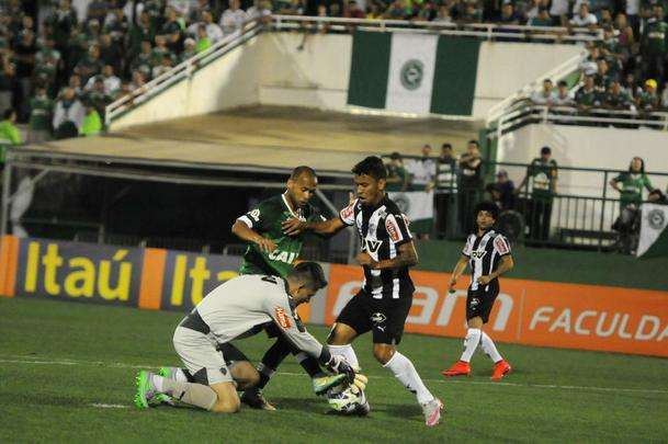 Fotos do confronto na Arena Cond, em Santa Catarina, neste domingo