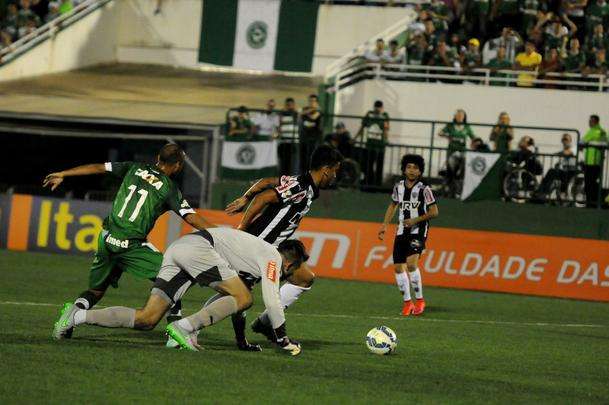 Fotos do confronto na Arena Cond, em Santa Catarina, neste domingo