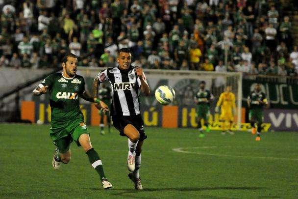 Fotos do confronto na Arena Cond, em Santa Catarina, neste domingo