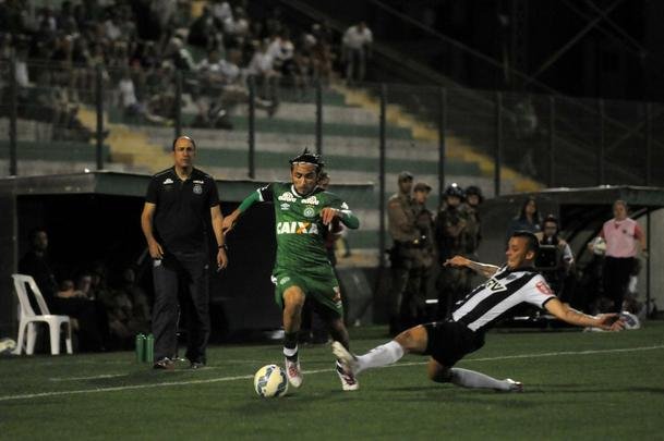 Fotos do confronto na Arena Cond, em Santa Catarina, neste domingo