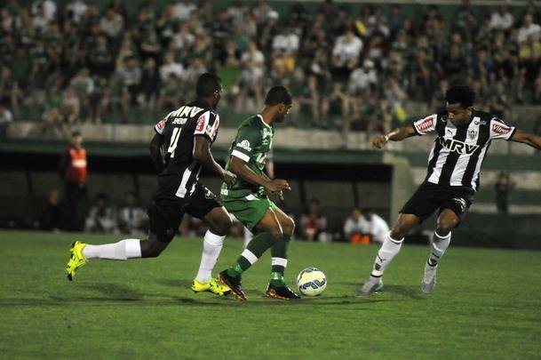 Fotos do confronto na Arena Cond, em Santa Catarina, neste domingo