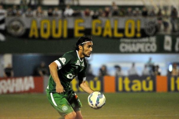 Fotos do confronto na Arena Cond, em Santa Catarina, neste domingo