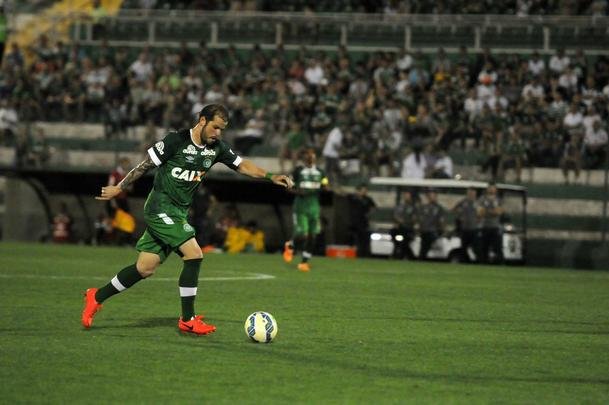 Fotos do confronto na Arena Cond, em Santa Catarina, neste domingo