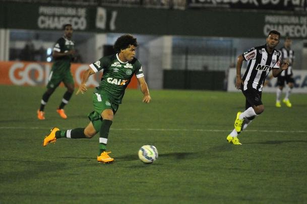 Fotos do confronto na Arena Cond, em Santa Catarina, neste domingo