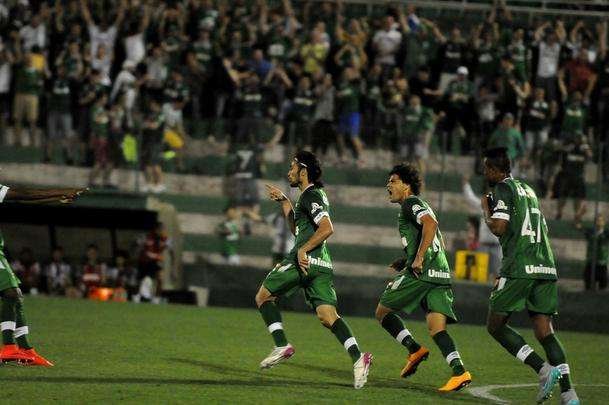 Fotos do confronto na Arena Cond, em Santa Catarina, neste domingo