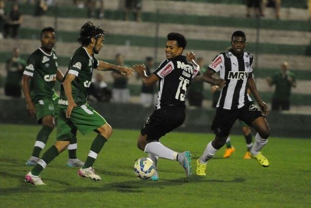 Fotos do confronto na Arena Cond, em Santa Catarina, neste domingo
