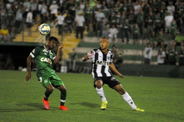 Fotos do confronto na Arena Cond, em Santa Catarina, neste domingo
