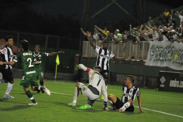 Fotos do confronto na Arena Cond, em Santa Catarina, neste domingo