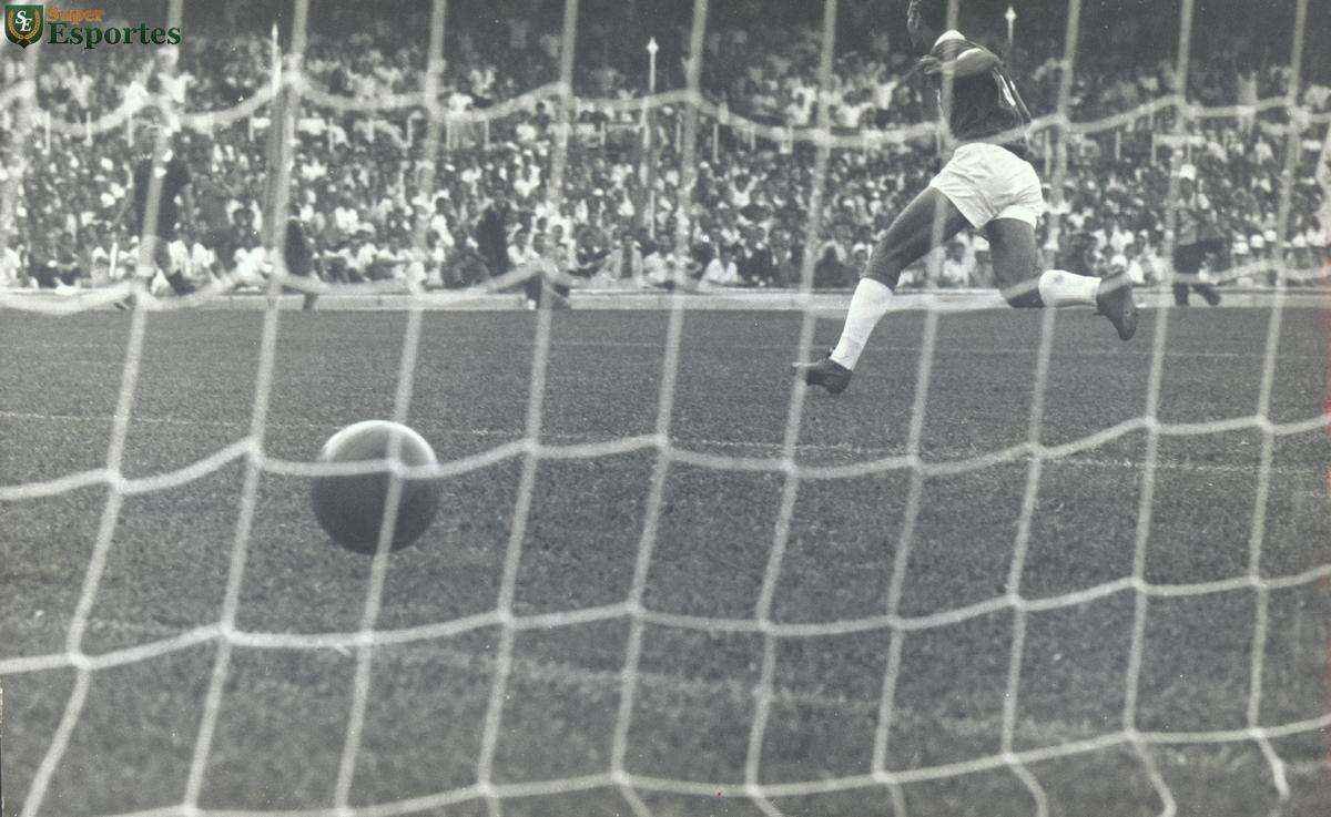 Imagens exclusivas do arquivo do jornal Estado de Minas da partida inaugural do Mineiro, realizada em 5 de setembro de 1965, com vitria da Seleo Mineira por 1 a 0 sobre o River Plate da Argentina. Imagem reproduz o gol histrico de Bugl
