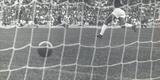 Imagens exclusivas do arquivo do jornal Estado de Minas da partida inaugural do Mineirão, realizada em 5 de setembro de 1965, com vitória da Seleção Mineira por 1 a 0 sobre o River Plate da Argentina. Imagem reproduz o gol histórico de Buglê