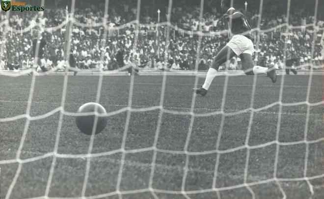 Imagens exclusivas do arquivo do jornal Estado de Minas da partida inaugural do Mineirão, realizada em 5 de setembro de 1965, com vitória da Seleção Mineira por 1 a 0 sobre o River Plate da Argentina. Imagem reproduz o gol histórico de Buglê