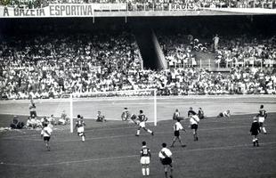 Imagens exclusivas do arquivo do jornal Estado de Minas da partida inaugural do Mineiro, realizada em 5 de setembro de 1965, com vitria da Seleo Mineira por 1 a 0 sobre o River Plate da Argentina. Gol de Bugl.