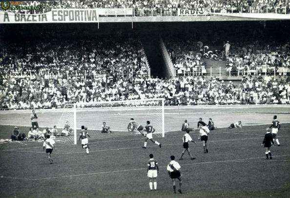 Imagens exclusivas do arquivo do jornal Estado de Minas da partida inaugural do Mineirão, realizada em 5 de setembro de 1965, com vitória da Seleção Mineira por 1 a 0 sobre o River Plate da Argentina. Gol de Buglê.