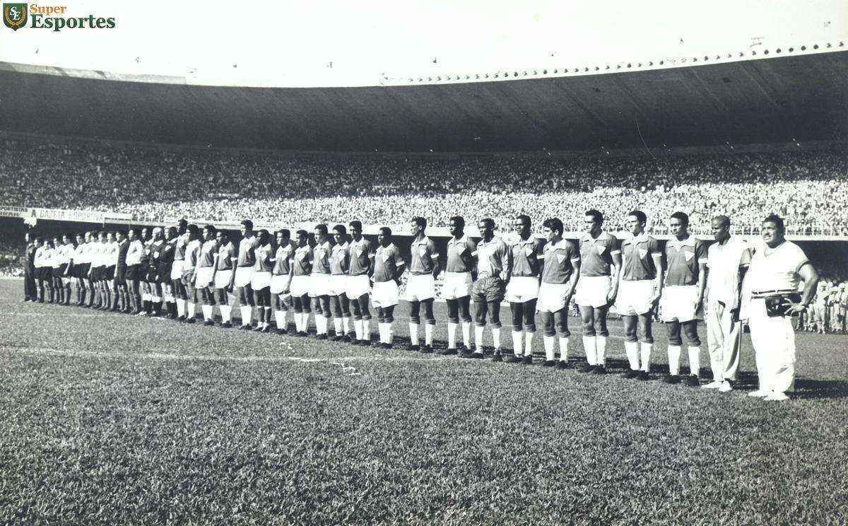 Imagens exclusivas do arquivo do jornal Estado de Minas da partida inaugural do Mineiro, realizada em 5 de setembro de 1965, com vitria da Seleo Mineira por 1 a 0 sobre o River Plate da Argentina. Gol de Bugl. Imagem reproduz execuo dos hinos nacionais