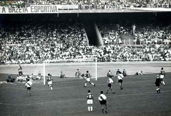 Imagens exclusivas do arquivo do jornal Estado de Minas da partida inaugural do Mineirão, realizada em 5 de setembro de 1965, com vitória da Seleção Mineira por 1 a 0 sobre o River Plate da Argentina. Gol de Buglê.
