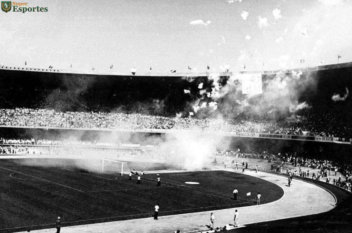 Imagens exclusivas do arquivo do jornal Estado de Minas da partida inaugural do Mineiro, realizada em 5 de setembro de 1965, com vitria da Seleo Mineira por 1 a 0 sobre o River Plate da Argentina. Gol de Bugl. Imagem reproduz o show de fogos antes de a bola rolar.